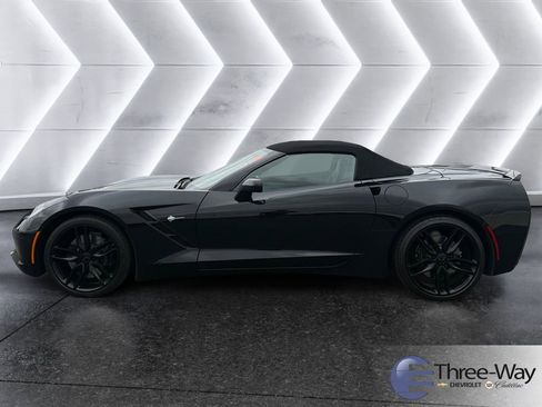 Used 2017 Chevrolet Corvette Stingray Convertible RWD image 2