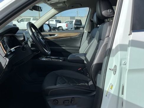 Used 2025 Volkswagen Atlas SE image 26