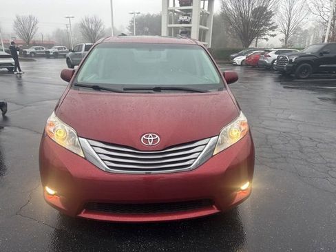 Used 2016 Toyota Sienna XLE Premium image 2