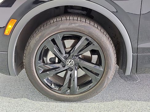 Certified 2024 Volkswagen Tiguan SE R-Line w/ MDO Package, Three-Row FWD image 11