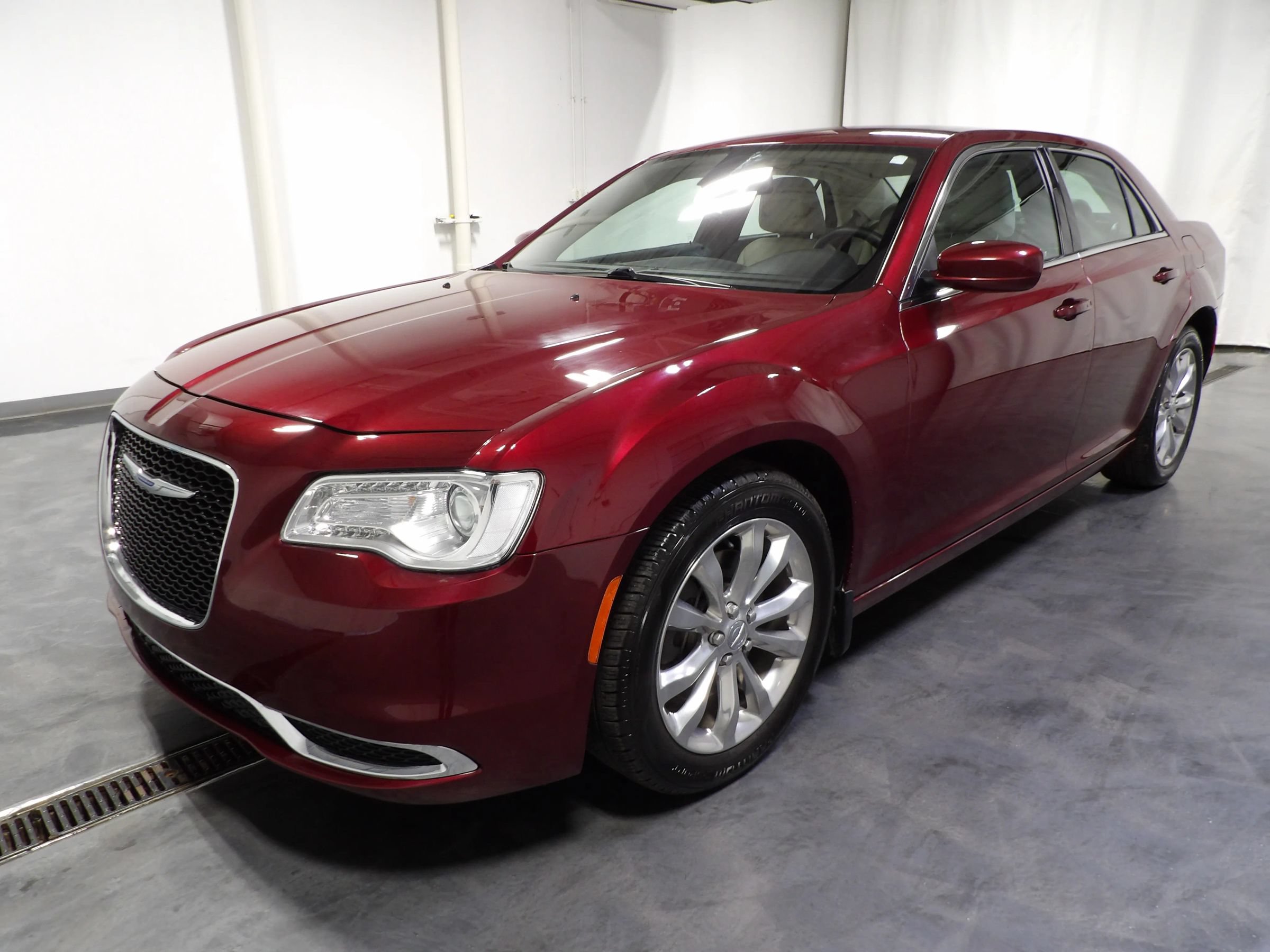 Used 2018 Chrysler 300 Touring L AWD/4WD image 4