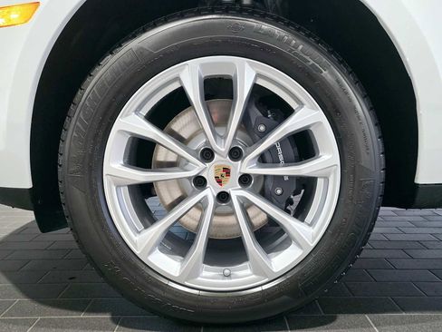 Used 2025 Porsche Macan image 11