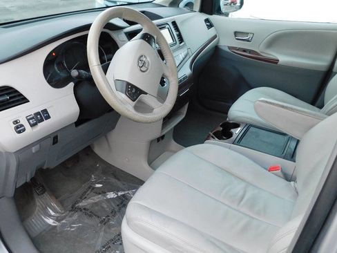 Used 2012 Toyota Sienna XLE image 17