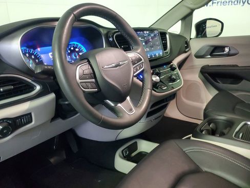 Used 2024 Chrysler Pacifica Touring-L image 19