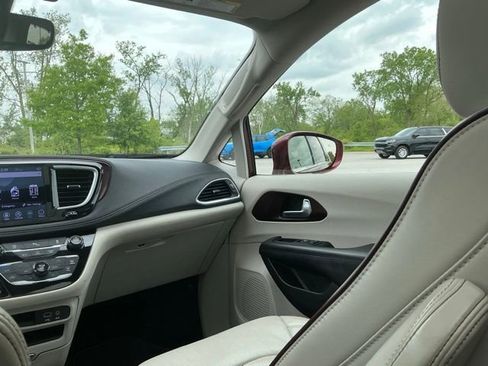 Used 2019 Chrysler Pacifica Limited FWD image 31