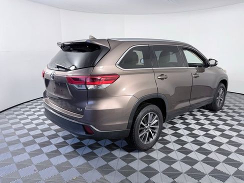 Used 2019 Toyota Highlander XLE image 6