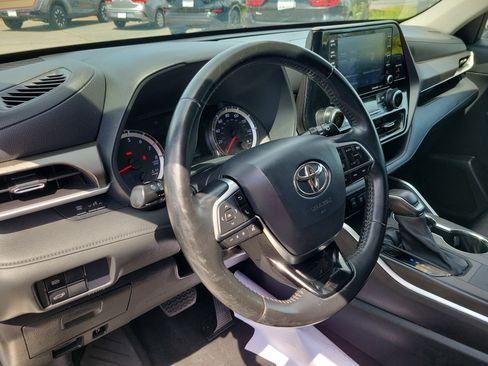 Used 2021 Toyota Highlander LE FWD image 19