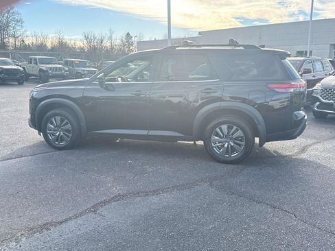 Used 2024 Nissan Pathfinder SV w/ SV Premium Package image 5