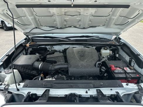 Used 2021 Toyota Tacoma TRD Off-Road w/ Technology Package AWD/4WD image 12