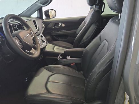 Used 2025 Chrysler Pacifica Select FWD image 8