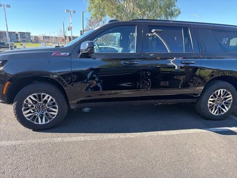 Used 2025 Chevrolet Suburban Z71 image 19