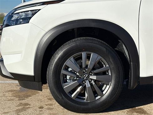 Certified 2025 Nissan Pathfinder S image 6