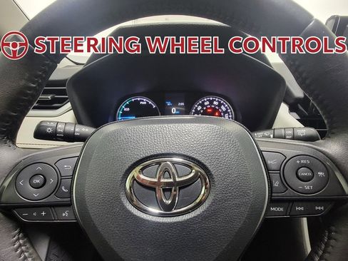 Used 2021 Toyota RAV4 XLE Premium image 19