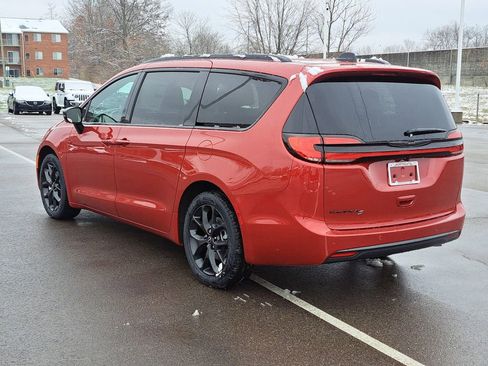 New 2026 Chrysler Pacifica Select w/ S Appearance Package image 3