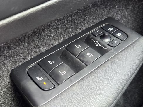 Used 2025 Volvo XC40 B5 Plus image 35