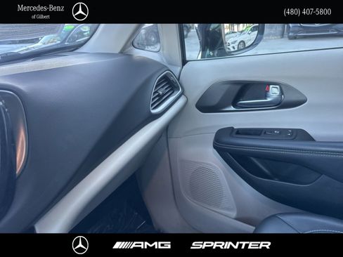 Used 2024 Chrysler Pacifica Touring-L FWD image 23
