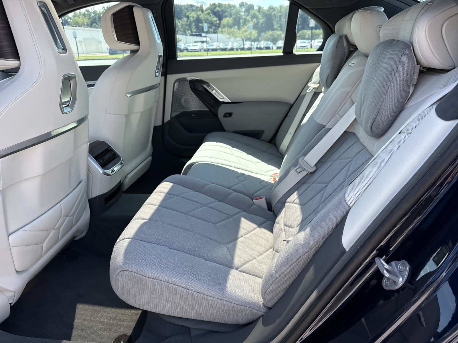 Used 2023 BMW i7 xDrive60 AWD/4WD image 15