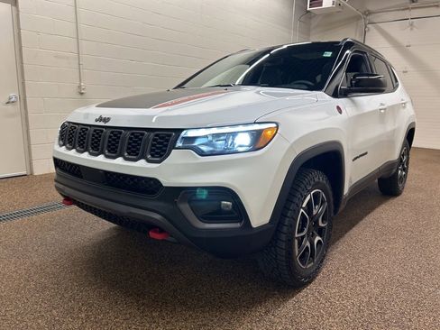 Used 2024 Jeep Compass Trailhawk w/ Trailhawk Elite Group AWD/4WD image 5