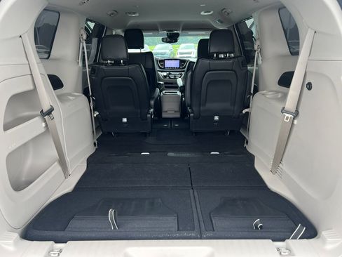 Used 2023 Chrysler Pacifica Touring-L image 6