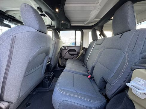 Used 2025 Jeep Wrangler Willys image 11