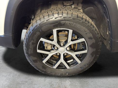Used 2023 Jeep Grand Cherokee Limited AWD/4WD image 39
