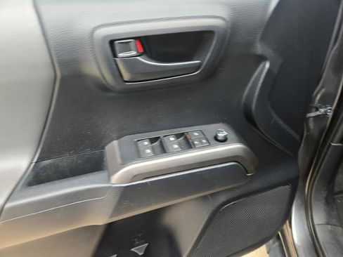 Used 2018 Toyota Tacoma SR5 image 9
