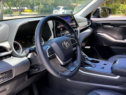 Used 2023 Toyota Highlander XLE FWD image 14