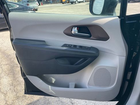 Used 2024 Chrysler Voyager LX image 18