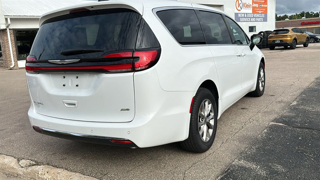 Used 2025 Chrysler Pacifica Select AWD/4WD image 3
