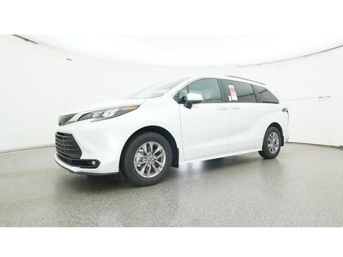 New 2026 Toyota Sienna XLE image 17