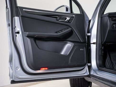 Certified 2025 Porsche Macan image 25