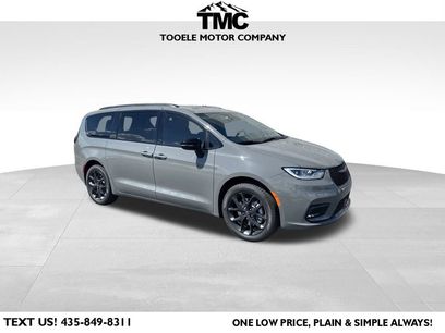 New 2025 Chrysler Pacifica Limited