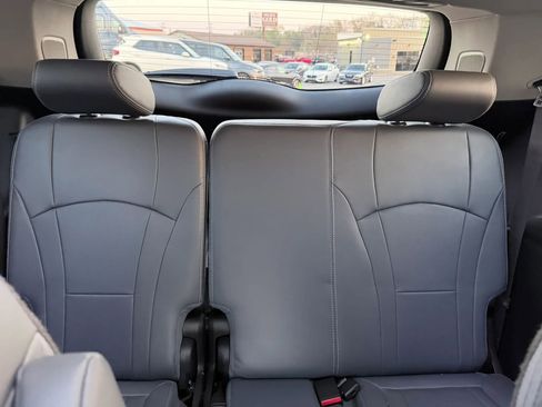 Used 2020 Buick Enclave Essence w/ LPO, Luxury Package image 22