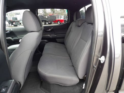 Used 2018 Toyota Tacoma TRD Sport image 31