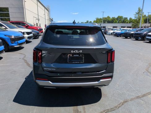 Used 2024 Kia Sorento EX w/ Panoramic Sunroof Package FWD image 6