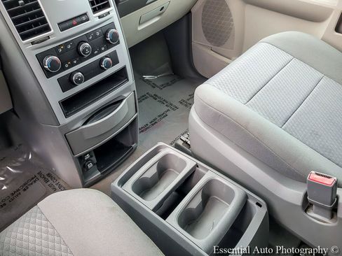 Used 2009 Chrysler Town & Country LX FWD image 21