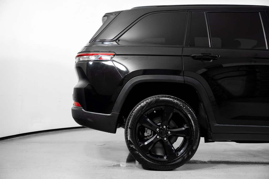 Used 2023 Jeep Grand Cherokee Limited w/ Black Appearance Package AWD/4WD image 6