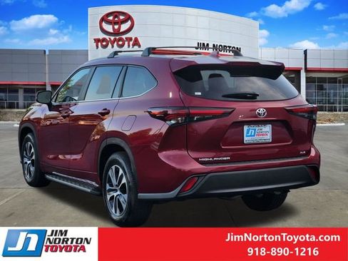 Used 2025 Toyota Highlander XLE FWD image 8