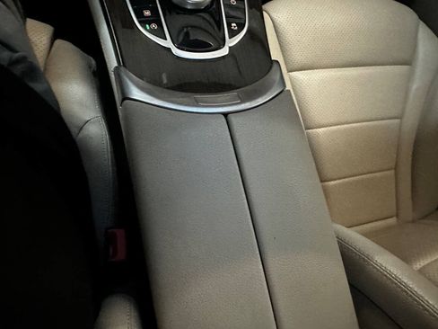 Used 2019 Mercedes-Benz GLC 300 4MATIC image 25