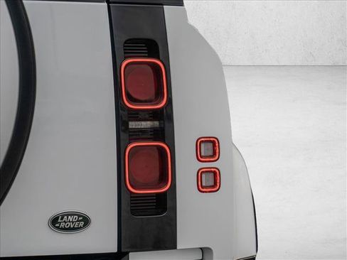 Used 2023 Land Rover Defender 90 X-Dynamic SE image 11