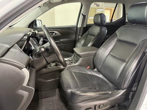 Used 2019 Chevrolet Traverse LT w/ LPO, Blackout Package AWD/4WD image 9