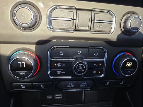 Used 2024 Chevrolet Tahoe Z71 w/ Luxury Package image 15