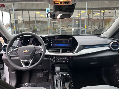 Used 2025 Chevrolet Trax LT w/ LT Convenience Package image 32