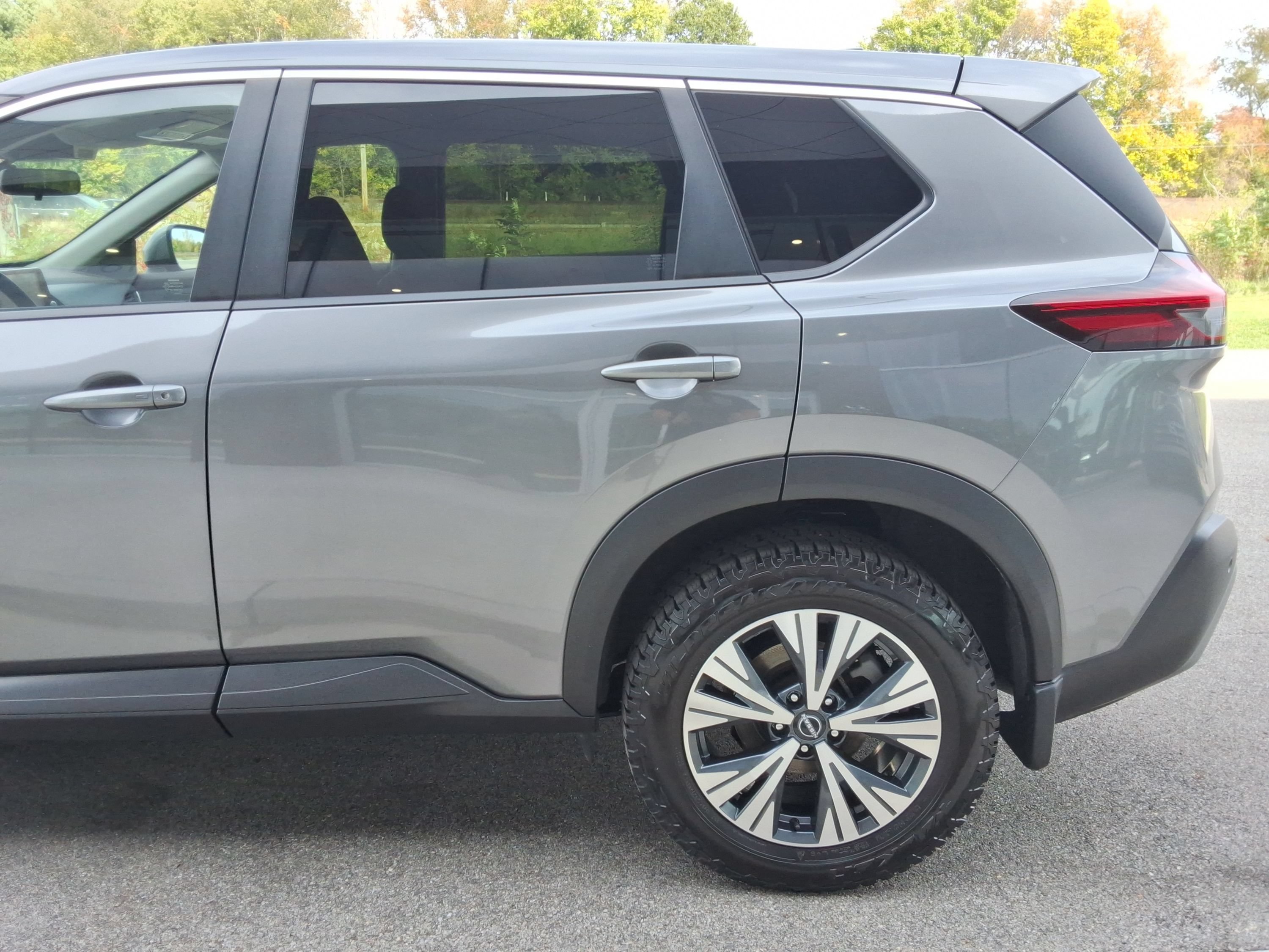 Used 2023 Nissan Rogue SV AWD/4WD image 10