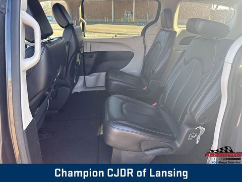 Used 2023 Chrysler Pacifica Touring-L image 38