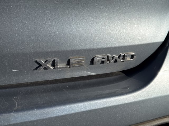Used 2021 Toyota Highlander XLE AWD/4WD image 18
