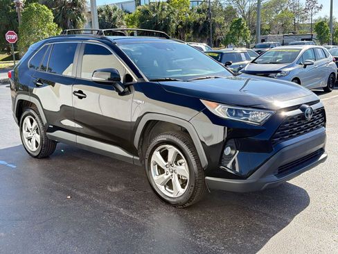 Used 2021 Toyota RAV4 XLE Premium image 7