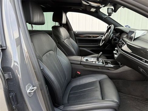 Used 2021 BMW 740i w/ M Sport Package image 31