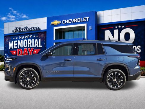 New 2026 Chevrolet Traverse LT w/ Sun and Wheel Package FWD image 3