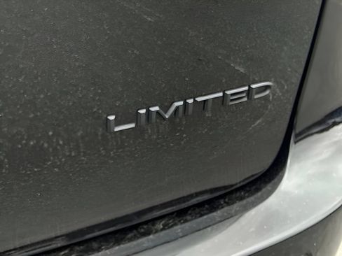 Used 2025 Chrysler Pacifica Limited FWD image 23
